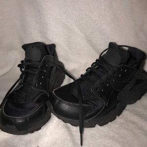 Black Nike Huaraches